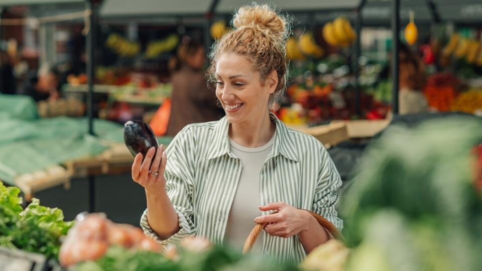 Baklažán obsahuje vitamín C, folát, anitoxidanty a flavonoidy. Jeho pravidelná konzumácia pôsobí preventívne pri ochoreniach ako je vysoký krvný tlak či rakovina.