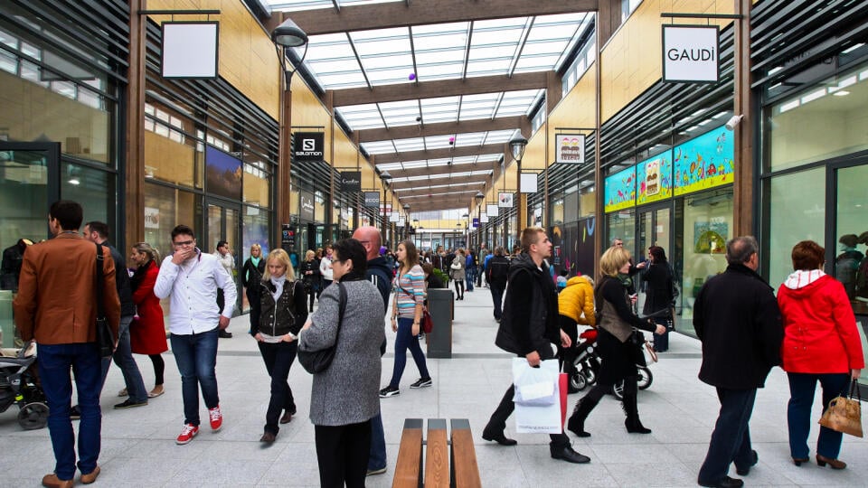 V blizkosti dialnice D1 pri obci Voderady otvorili prve slovenske outletove centrum ONE Fashion Outlet. Na snimke jedna z pasazi obchodneho centra zaplnena prvymi navstevnikmi.