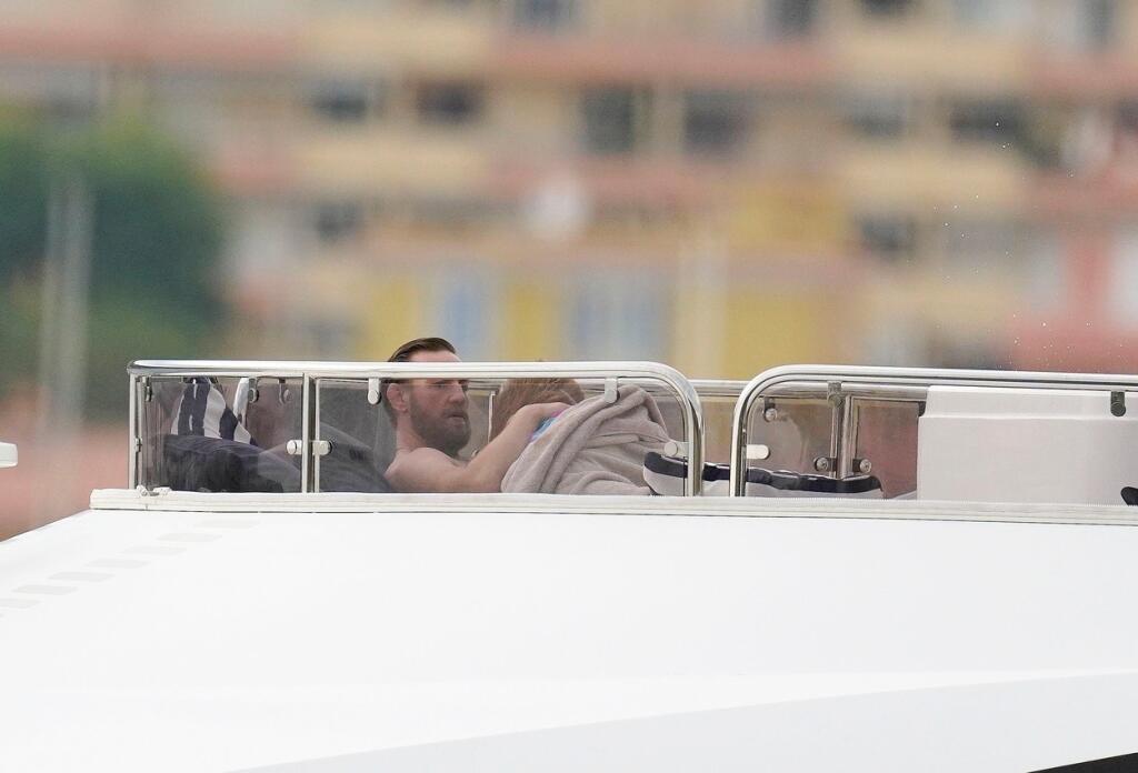 McGregor sa len slastné usmieval, kým Dee sa venovala jeho telu.