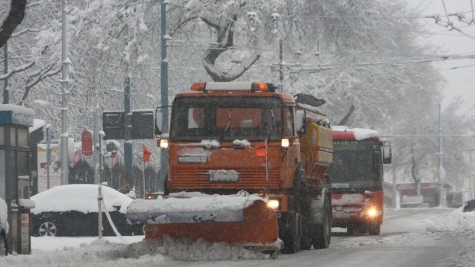 Na cestách Bratislavy: Odhŕňače sa často objavia neskoro.