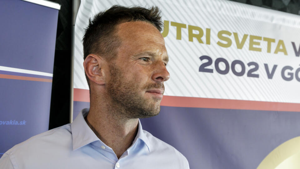 Na snímke bývalý hokejový reprezentant Richard Lintner počas spoločného stretnutia „zlatých chlapcov“, ktorí presne pred 20 rokmi (11. mája 2002) vybojovali zlaté medaily na hokejových Majstrovstvách sveta 2002 v Göteborgu a súčasnej hokejovej reprezentácie v Bratislave 11. mája 2022. FOTO TASR - Dano Veselský