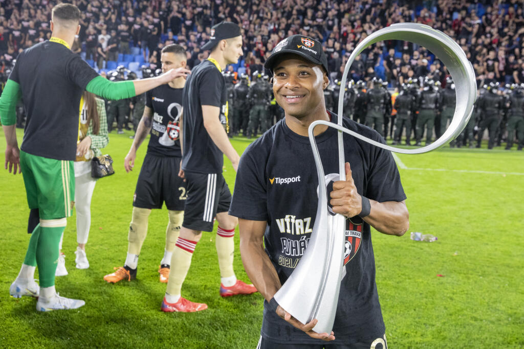 Na snímke je finálový zápas Slovnaft Cup 2021/22 medzi ŠK Slovan Bratislava a FC Spartak Trnava a následná oslava víťaza FC Spartak Trnava 2.1. S trofejou sa teší strelec víťazného gólu Dyjan Azevedo.