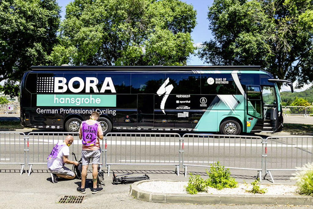 Reportéri RTVS pri opustenom autobuse  tímu Bora-Hansgrohe 
 po odstúpení Petra Sagana z pretekov.