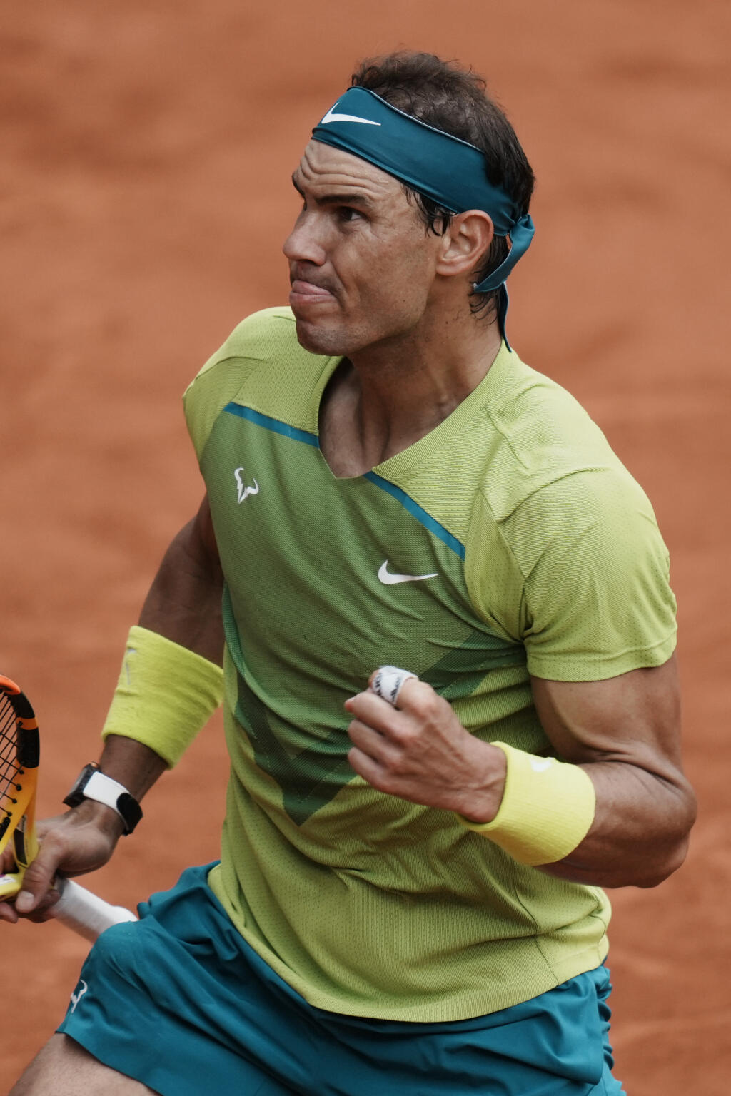 JB 61 Paríž - Španielsky tenista Rafael Nadal oslavuje po výhre prvého setu v zápase proti Nórovi Casperovi Ruudovi vo finále mužskej dvojhry na grandslamovom turnaji Roland Garros v Paríži 5. júna 2022. FOTO TASR/AP
Spain's Rafael Nadal celebrates winning the first set against Norway's Casper Ruud during their final match of the French Open tennis tournament at the Roland Garros stadium Sunday, June 5, 2022 in Paris. (AP Photo/Thibault Camus)