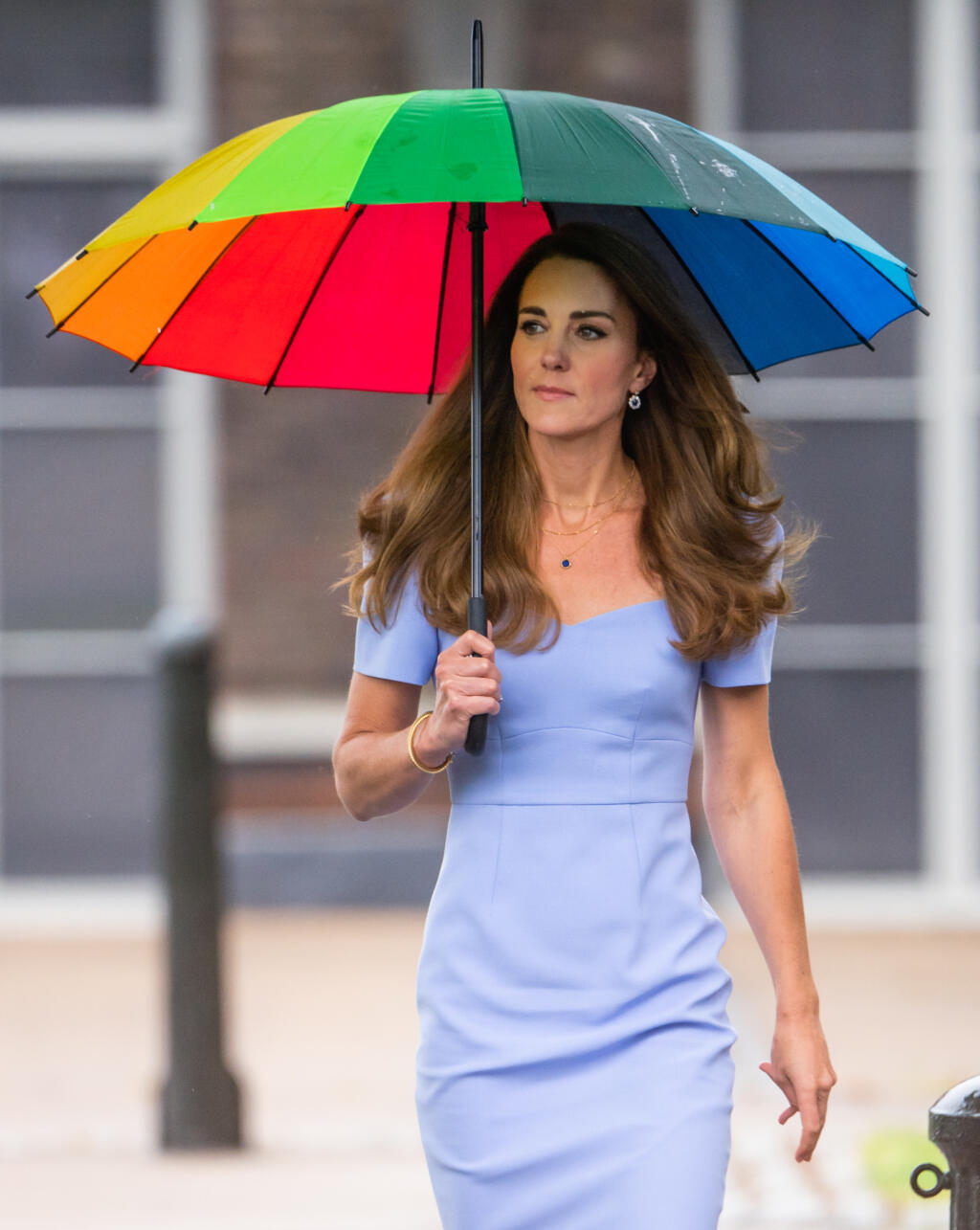 Kate s dáždnikom nielenže pripomínala hollywoodsku celebritu, ale zhodou okolností aj svoju sokyňu Meghan Markle (39), ktorá pred vyše rokom zažiarila za podobných okolností v takmer rovnakých šatách.