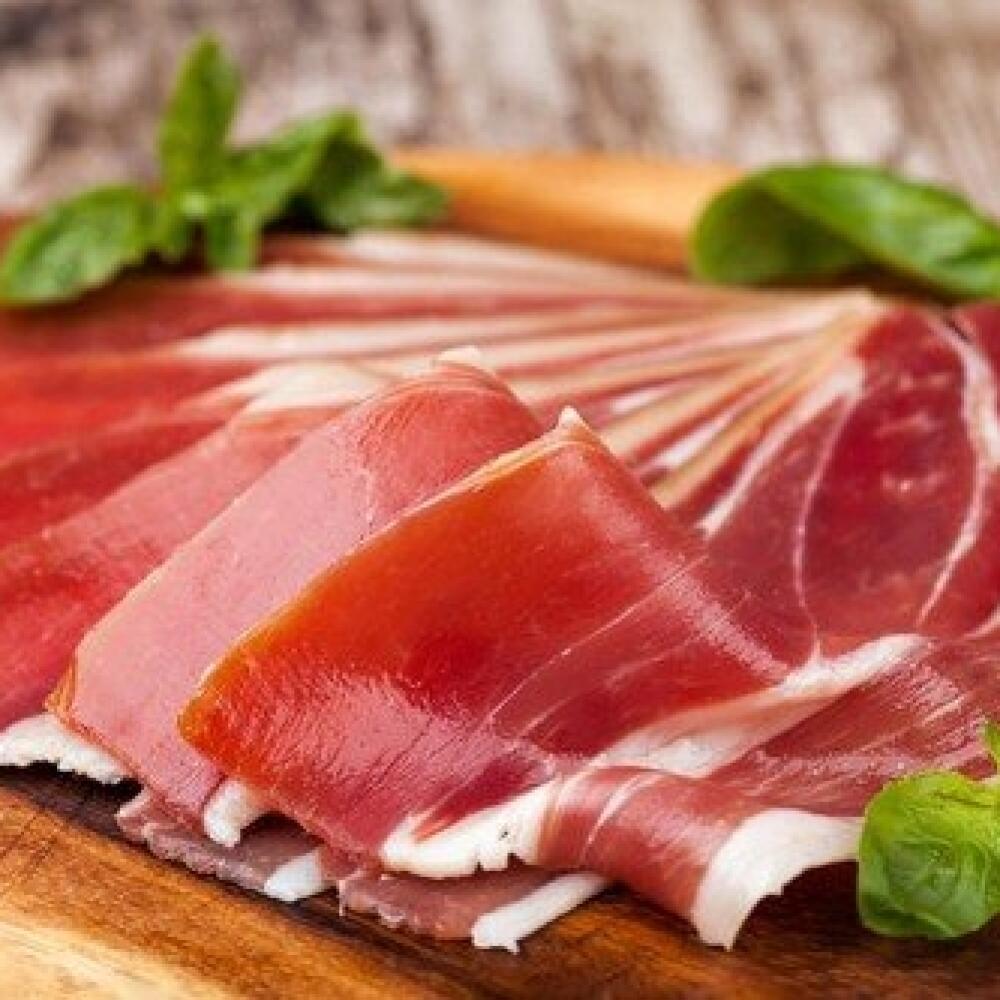 Na 4 porcie vám postačí 150 g plátkov prosciutta.