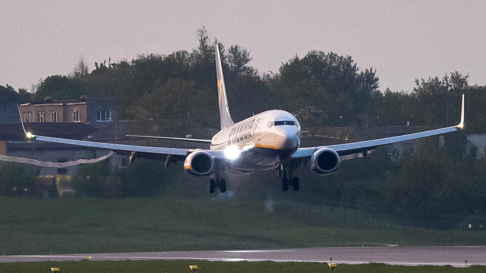 KK7 Vilnius - Lietadlo nízkonákladovej spoločnosti Ryanair s registračným číslom SP-RSM, ktoré cestovalo z Atén do Vilniusu a po bombovej hrozbe bolo odklonené do Minska, pristálo v nedeľu 23. mája 2021 na medzinárodnom letisku vo Vilniuse. Bývalý šéfredaktor bieloruského opozičného spravodajského portálu Nexta Raman Prataševič, ktorý v súčasnosti žije v exile v Poľsku, v nedeľu cestoval z Atén do litovského Vilniusu civilnou linkou nízkonákladovej spoločnosti RyanAir. Let bol však pre falošn