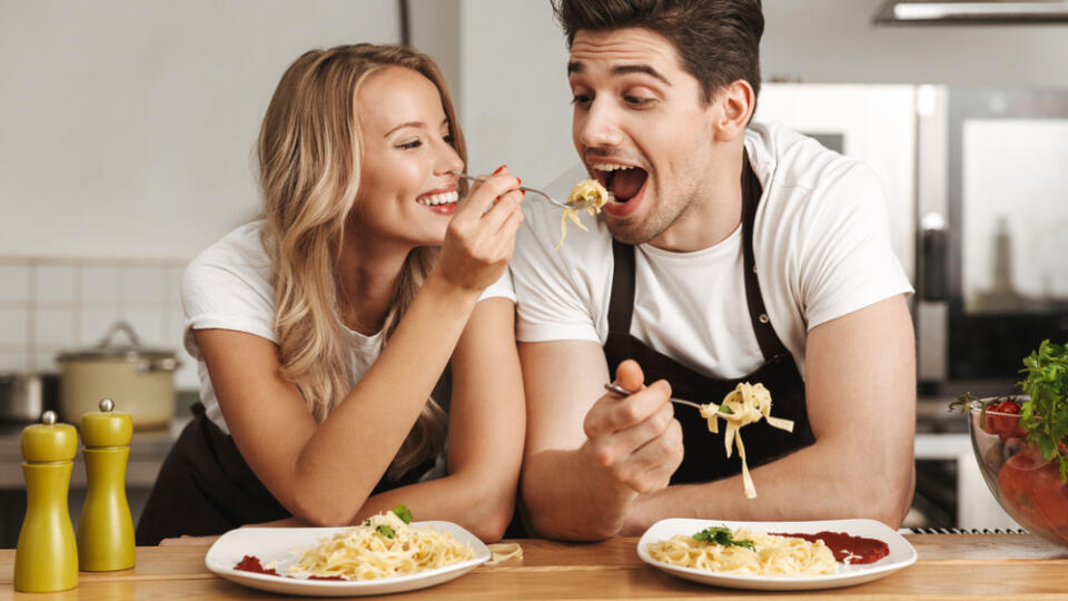 Image,Of,Happy,Excited,Young,Friends,Loving,Couple,Chefs,On