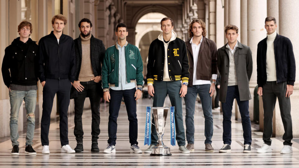 Osmička najlepších tenisov na Turnaji majstrov. Zľava Andrej Rublev, Alexander Zverev, Matteo Berretini, Novak Djokovič, Daniil Medvedev, Stefanos Tsitsipas, Casper Ruud a Hubert Hurkacz.