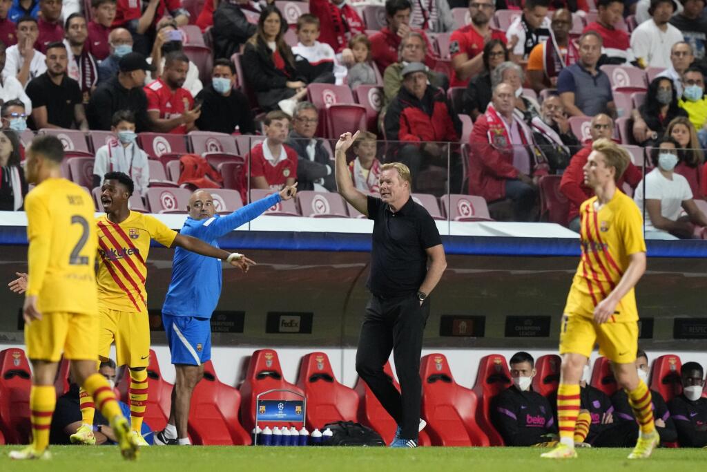 KK22 Lisabon - Tréner Barcelony Ronald Koeman (uprostred) v zápase E-skupiny Ligy majstrov Benfica Lisabon - FC Barcelona v Lisabone 29. septembra 2021. FOTO TASR/AP
Barcelona's head coach Ronald Koeman, centre, gestures during a Group E Champions League soccer match between Benfica and Barcelona at the Luz stadium in Lisbon, Portugal, Wednesday, Sept. 29, 2021. (AP Photo/Armando Franca)