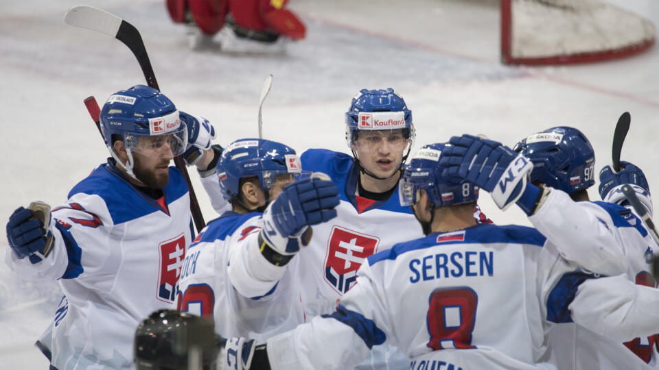 Na snímke gólová radosť slovenských hokejistov zľava Patrik Svitana, Patrik Koch, Dávid Bondra, Michal Sersen a strelec gólu Dávid Buc v zápase Euro Hockey Challenge Rakúsko - Slovensko v rakúskom Salzburgu 19. apríla 2019. FOTO TASR - Martin Baumann