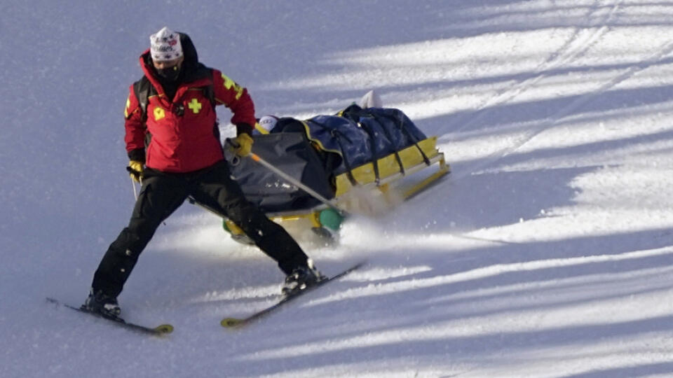 Rakúsku lyžiarku Nicole Schmidhoferovú odnášajú po páde počas zjazdu Svetového pohára vo francúzskom stredisku Val d'Isere v piatok 18. decembra 2020.