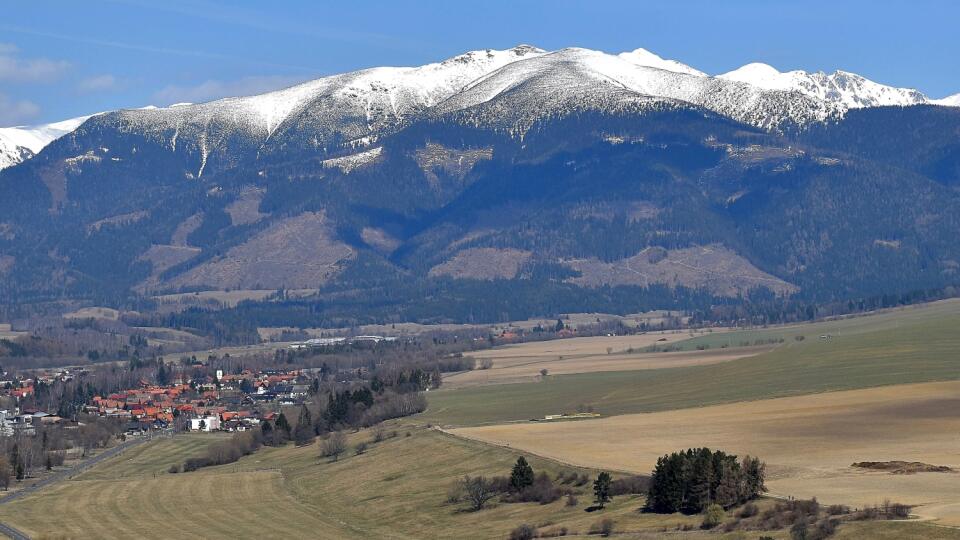 Na snímke zasnežené vrcholky Západných Tatier - Roháčov z vojenského cintorína v lokalite Háj-Nicovô pri Liptovskom Mikuláši v nedeľu 5. apríla 2020. FOTO TASR - Oliver Ondráš