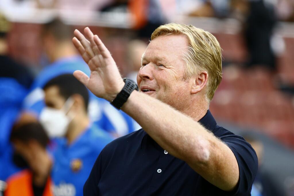 KK22 Barcelona - Tréner FC Barcelony Ronald Koeman máva pred zápasom 1. kola španielskej La Ligy FC Barcelona - Real Sociedad San Sebastian 15. augusta 2021 v Barcelone. FOTO TASR/AP
Barcelona's head coach Ronald Koeman waves before the start of a Spanish La Liga soccer match between Barcelona and Real Sociedad at Camp Nou stadium in Barcelona, Spain, Sunday, Aug. 15, 2021. (AP Photo/Joan Monfort)