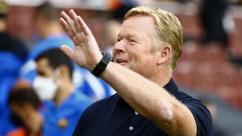 KK22 Barcelona - Tréner FC Barcelony Ronald Koeman máva pred zápasom 1. kola španielskej La Ligy FC Barcelona - Real Sociedad San Sebastian 15. augusta 2021 v Barcelone. FOTO TASR/AP
Barcelona's head coach Ronald Koeman waves before the start of a Spanish La Liga soccer match between Barcelona and Real Sociedad at Camp Nou stadium in Barcelona, Spain, Sunday, Aug. 15, 2021. (AP Photo/Joan Monfort)