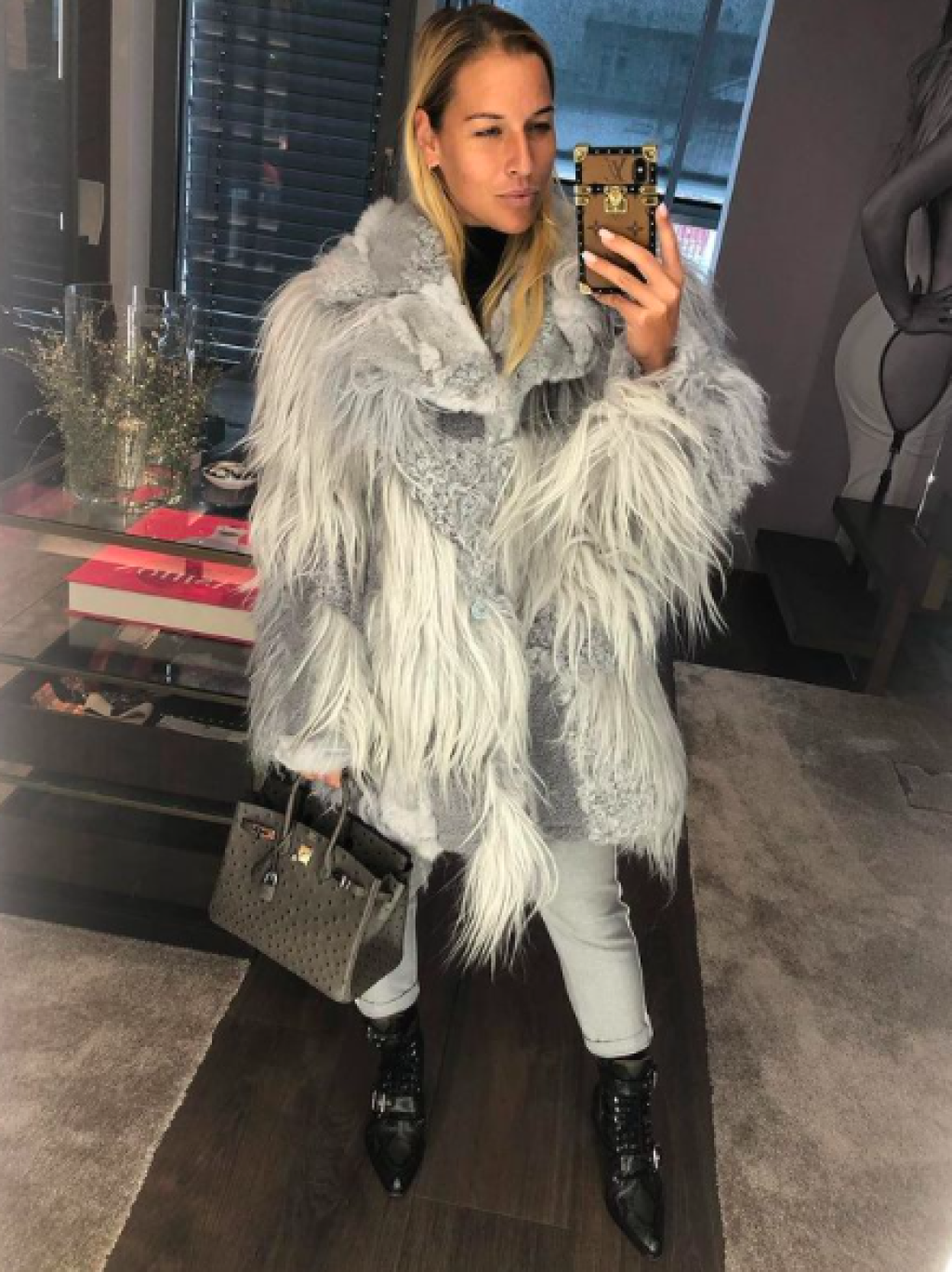 Cibulková ma vo svojej zbierke aj túto nadupanú kabelku Hermès Birkin zo pšstrosej kože v hodnote 30 tisíc.