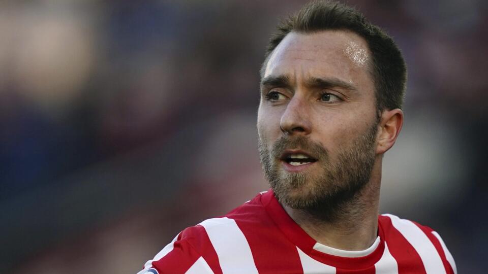 PK 11 archív Brentford - Na archívnej snímke z 26. februára 2022 dánsky futbalista Christian Eriksen z Brentfordu počas zápasu anglickej Premier League Brentford - Newcastle United v Brentforde. Eriksen sa deväť mesiacov po srdcovom kolapse na EURO 2020 vracia do národného tímu. Tridsaťročný stredopoliar figuruje v nominácii na nadchádzajúce prípravné stretnutia proti Holandsku (26. marca) a Srbsku (29. marca). FOTO TASR/AP
Brentford's Christian Eriksen in action, during the English Premier Lea