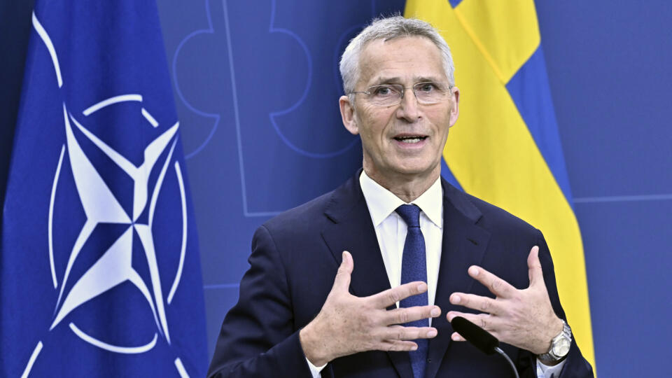 Generálny tajomník NATO Jens Stoltenberg hovorí počas tlačovej konferencie 24. októbra 2023 v Štokholme.