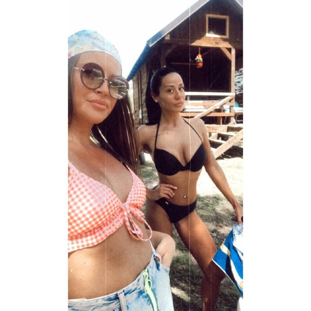 Sexi Ana Staševičová je hlásateľkou aj hovorkyňou futbalového klubu, ale fanúšikovia ju majú radšej bez saka.
