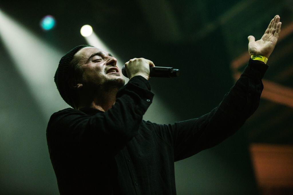 Frontman skupiny Billy Barman Juraj Podmanický pocas vystúpenia na Radio_Head Awards 2015. Bratislava.