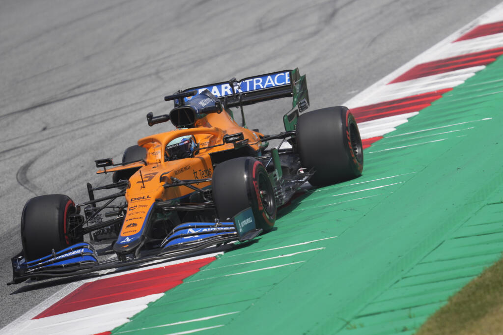 Na snímke austrálsky pilot formuly 1 Daniel Ricciardo na McLarene počas prvého tréningu pred nedeľnou Veľkou cenou Štajerska F1 na okruhu Red Bull Ring v rakúskom Spielbergu v piatok 25. júna 2021.