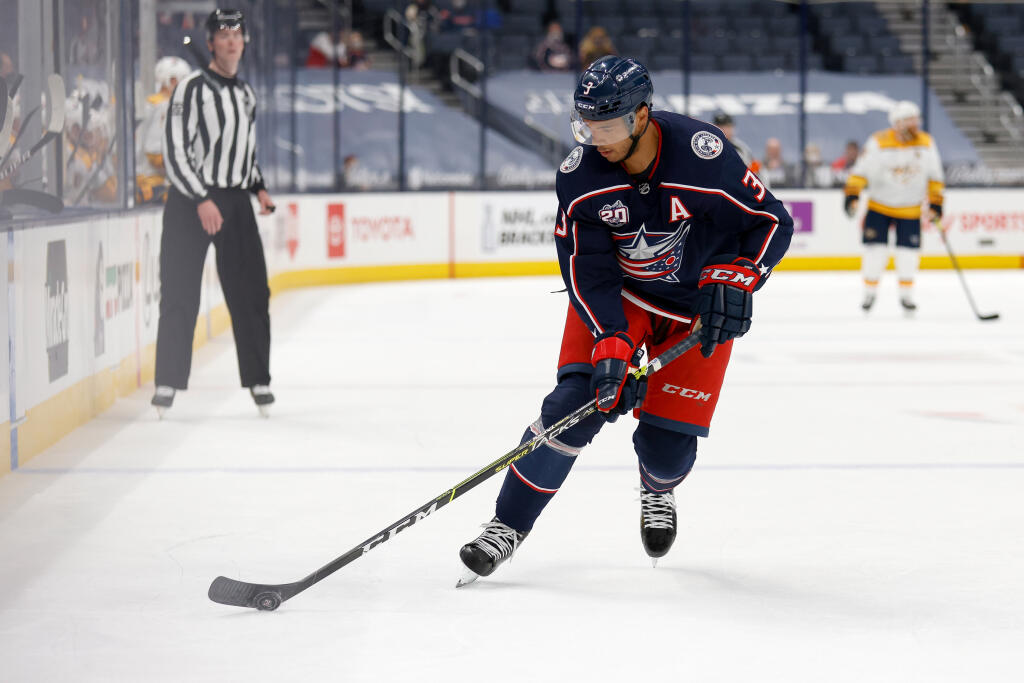 Hokejový klub NHL Chicago Blackhawks získal krátko pred štartom vstupného draftu výraznú posilu do obrany, keď angažoval Setha Jonesa z Columbusu.