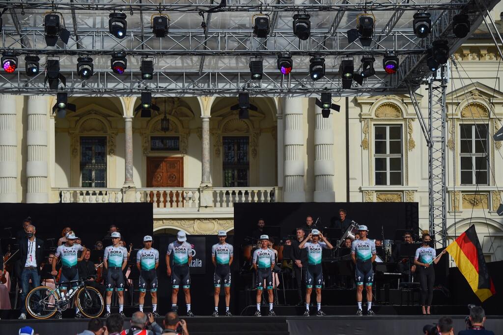 Peter Sagan počas tímovej prezentácie pred štartom tohto ročníka Giro d'Italia. Slovenský cyklista sa takisto mohol pokochať krásnou Barbarou Pedrotti.