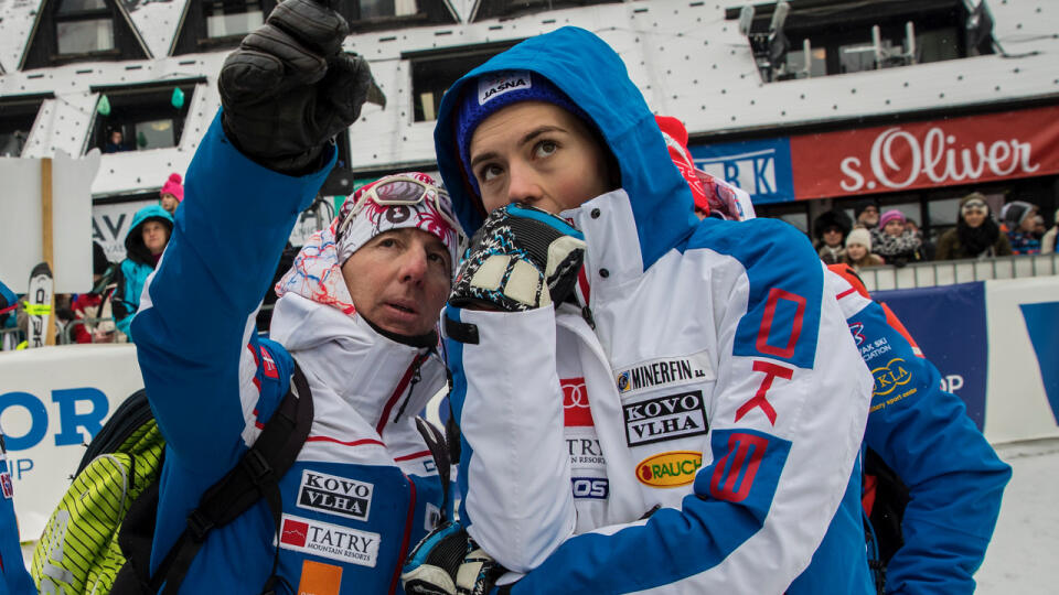 Na snimke Petra Vlhova a Livio Magoni v cieli druheho kola slalomu Svetoveho pohara v alpskom lyzovani zien v slovinskom Maribore.