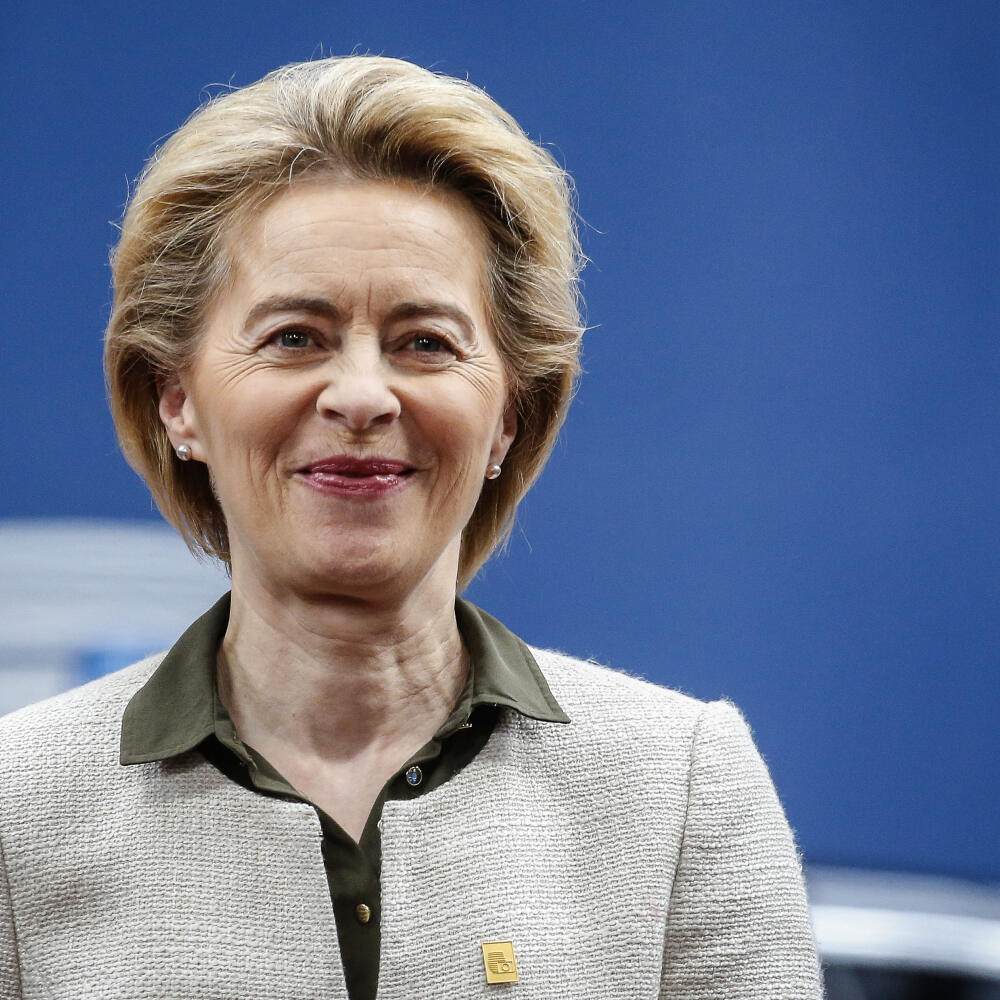 JB 14 Brusel - Predsedníčka Európskej komisie Ursula von der Leyenová prichádza na rozpočtový summit EÚ v sídle Európskej rady v Bruseli 20. februára 2020. Lídri členských krajín Európskej únie budú na mimoriadnom summite rokovať o viacročnom finančnom rámci na roky 2021 - 2027. FOTO TASR/AP
European Commission President Ursula von der Leyen arrives for an EU summit at the European Council building in Brussels, Thursday, Feb. 20, 2020. After almost two years of sparring, the EU will be discuss