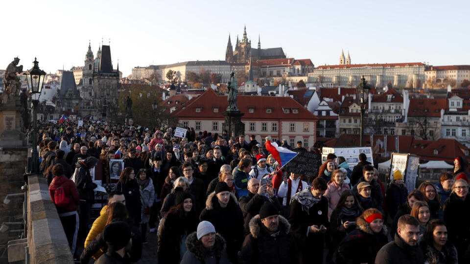 Na snímke demonštrácia niekoľko tisíc ľudí, ktorí sa vydali na pochod z Hradčanského námestia na Staromestské námestie v Prahe 17. novembra 2018.