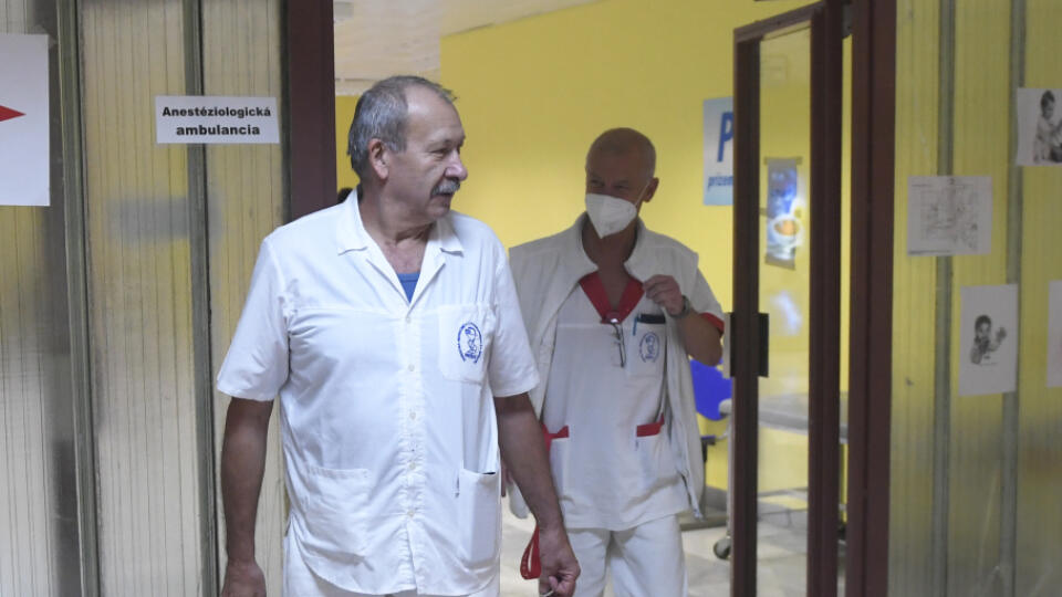Na snímke lekári vychádzajú z anesteziologickej ambulancie Fakultnej nemocnice s poliklinikou (FNsP) J. A. Reimana v Prešove, kde sa od štvrtka 1. decembra poskytuje plne zabezpečená zdravotná starostlivosť. Vláda a lekárski odborári podpísali v stredu 30. novembra na Úrade vlády SR memorandum, ktoré rieši požiadavky lekárov v hromadných výpovediach. Obe strany veria, že je to začiatok spolupráce a krok k lepšiemu zdravotníctvu na Slovensku. Parlament krátko pred podpísaním memoranda schválil zv