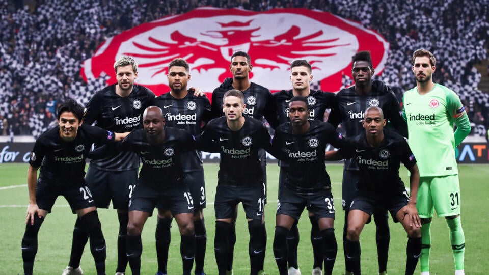 Vo futbalovom Eintrachte Frankfurt majú jedného nakazeného háča. Klub meno tají