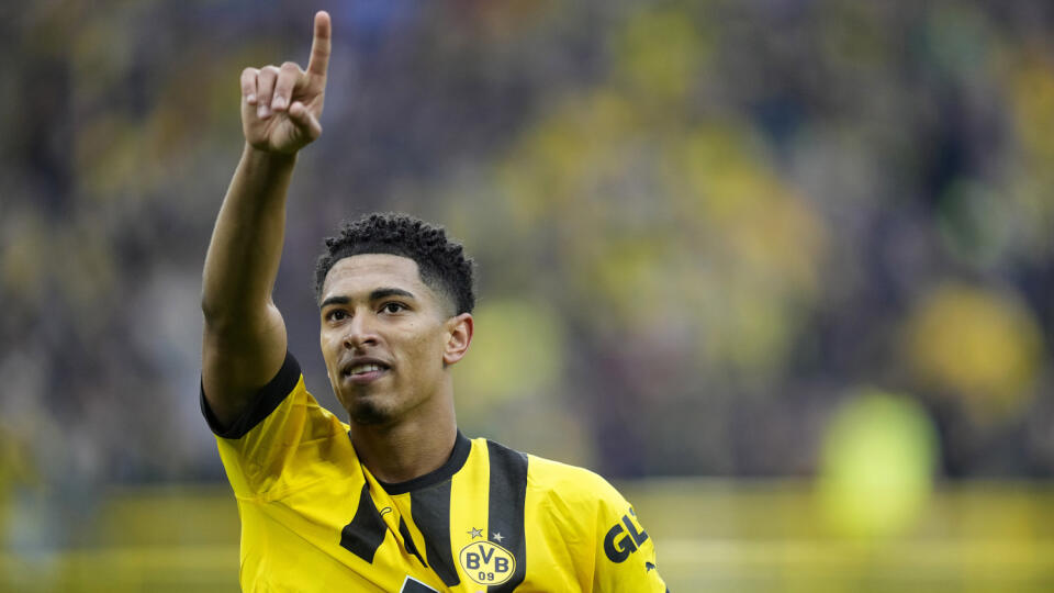 KK6 archív Dortmund - Na archívnej snímke z 22. apríla 2023 futbalista Jude Bellingham z Dortmundu sa teší z gólu počas zápasu nemeckej Bundesligy proti Eintrachtu Frankfurt v Dortmunde. Španielsky futbalový klub Real Madrid skompletizoval prestup Judea Bellinghama z Borussie Dortmund. Anglický stredopoliar podpísal so španielskym vicemajstrom šesťročný kontrakt. Počiatočná prestupová čiastka je 103 miliónov eur, s bonusmi sa môže vyšplhať na 133,9 milióna. FOTO TASR/AP
FILE - Dortmund's Jude Be