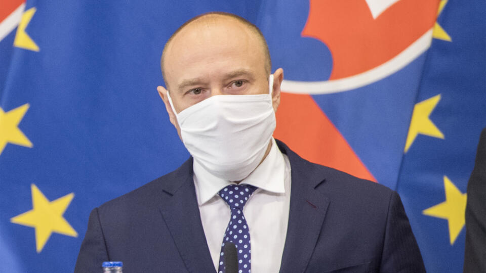 Na snímke predseda predstavenstva a generálny riaditeľ VÚB a prezident Slovenskej bankovej asociácie (SBA) Alexander Resch počas tlačovej konferencie po rokovaní so zástupcami bankového sektora 3. apríla 2020 v Bratislave. FOTO TASR - Martin Baumann