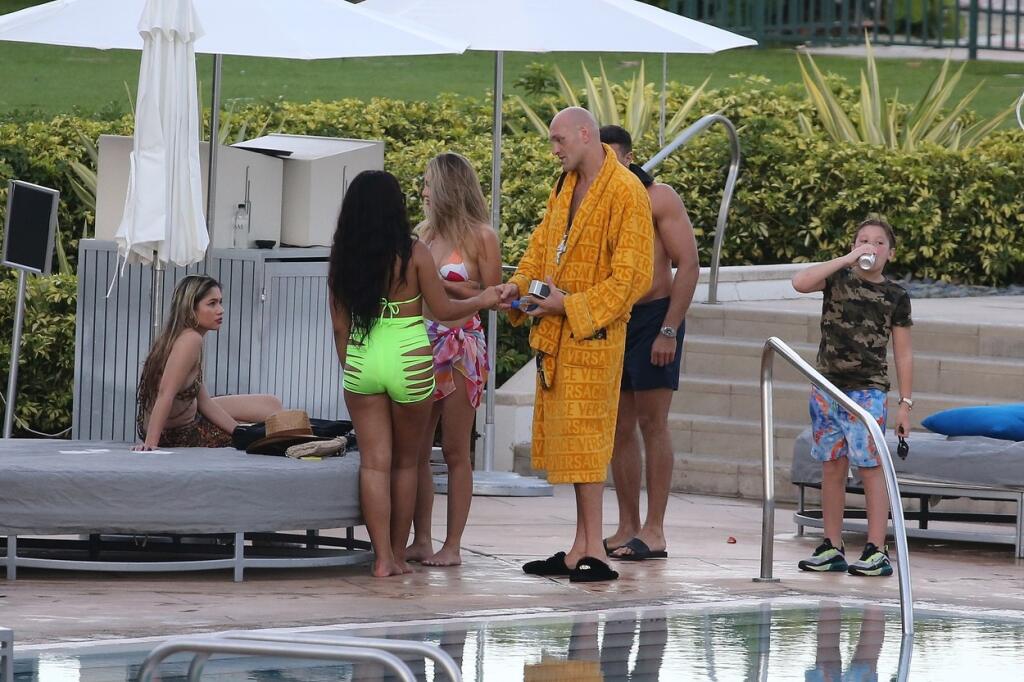 Okolo boxera sa točili desiatky žien. Niektoré sa dokonca s ním vyfotili.