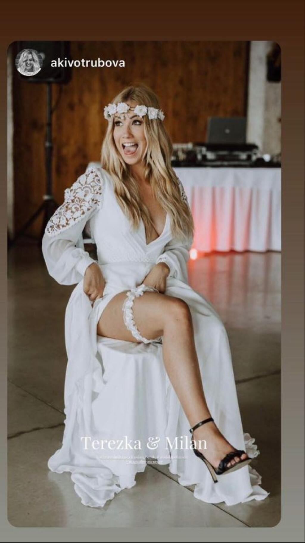 Nevesta Tereza so sexi podväzkom. A jej šaty mali riadne hlboký výstrih...