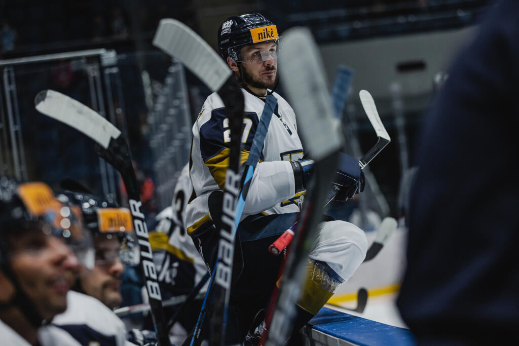 Na snímke Tomáš Matoušek (Slovan) počas zápasu 1.kola Tipos Extraligy 2021/2022 medzi HC Slovan Bratislava a HK Dukla Trenčín.