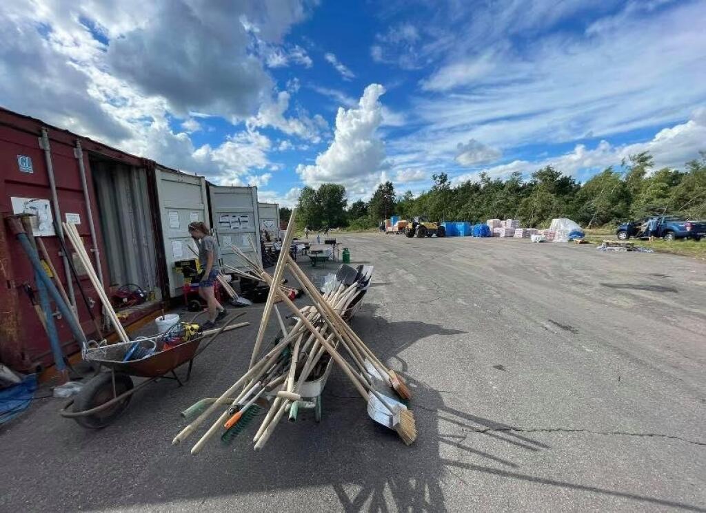 Medzi ľuďmi, ktorí sa vybrali pomáhať boli aj členovia futbalového a hokejového Ultras Brno, ktorí neúnavne pracujú na odstraňovaní skôd.