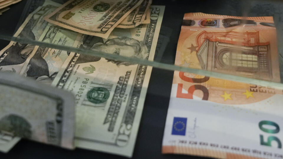 WA 29 archív Rím - Na archívnej snímke zamestnanec zamieňa bankovku v hodnote 50 eur na americké doláre v zmenárni v Ríme. Spoločná európska mena euro v pondelok 25. júla 2022 oproti doláru mierne klesla, keďže investori zvažujú potenciálnu veľkosť očakávaného zvýšenia úrokovej sadzby amerického Federálneho rezervného systému (Fed) koncom tohto týždňa. FOTO TASR/AP
A cashier changes a 50 Euro banknote with US dollars at an exchange counter in Rome, Wednesday, July 13, 2022. The euro on Tuesday