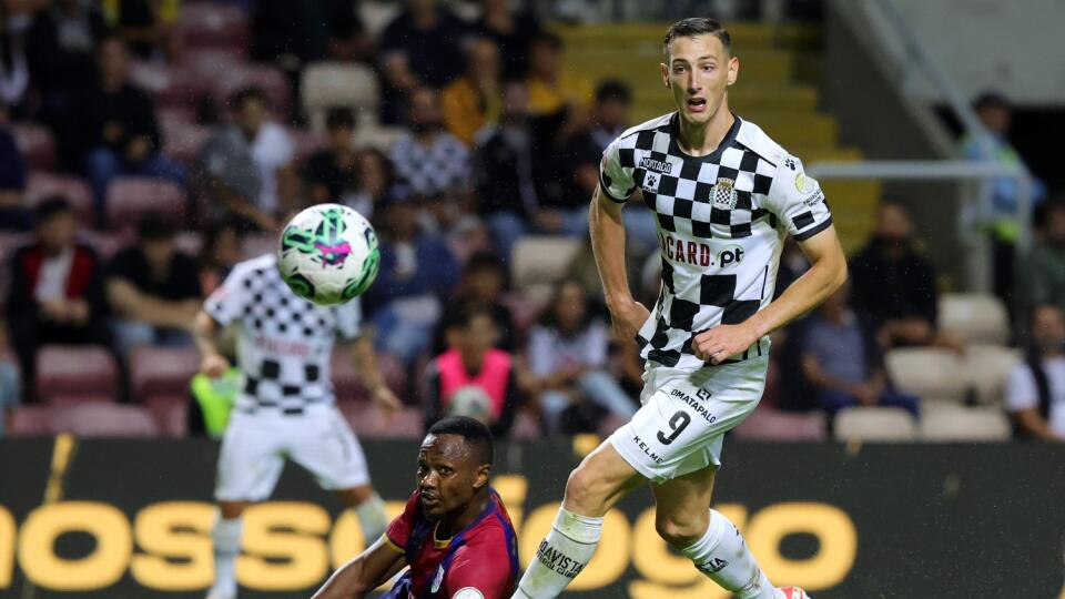 KK2 Porto - Slovenský futbalista Róbert Boženík (vpravo) z Boavisty a Cafú Phete z Desportiva de Chaves v 5. kole portugalskej ligy 18. septembra 2023 v Porte. FOTO TASR/LUSA - Estella Silva
O jogador do Boavista, Róbert Bozeník (D), disputa a bola com o jogador do Desportivo de Chaves, Cafú Phete (E), durante o jogo da Primeira Liga de Futebol, realizado no estádio do Bessa, Porto, 18 de setembro de 2023. ESTELA SILVA/LUSA