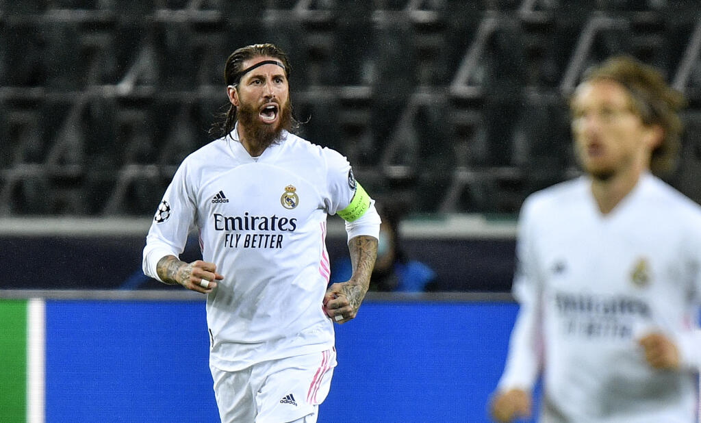 EBE 4 Mönchengladbach - Na snímke vľavo hráč Real Sergio Ramos ta teší po vyrovnávajúcom góle na 2:2 v zápase B-skupiny 2. kola skupinovej fázy Ligy majstrov vo futbale Borussia Mönchengladbach - Real Madrid (2:2) v utorok 27. októbra 2020. FOTO TASR/AP