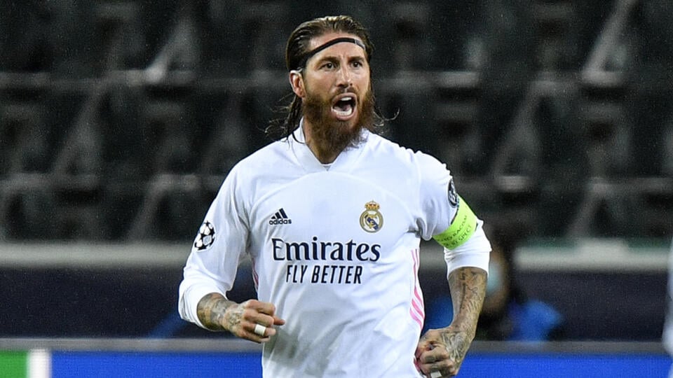 EBE 4 Mönchengladbach -  Na snímke vľavo hráč Real Sergio Ramos ta teší po vyrovnávajúcom góle na 2:2  v zápase B-skupiny 2. kola skupinovej fázy Ligy majstrov vo futbale Borussia Mönchengladbach - Real Madrid (2:2) v utorok 27. októbra 2020. FOTO TASR/AP
Real Madrid's Sergio Ramos reacts after his team scored the 2-2 during the Champions League group B soccer match between Borussia Moenchengladbach and Real Madrid at the Borussia Park in Moenchengladbach, Germany, Tuesday, Oct. 27, 2020. (AP Ph