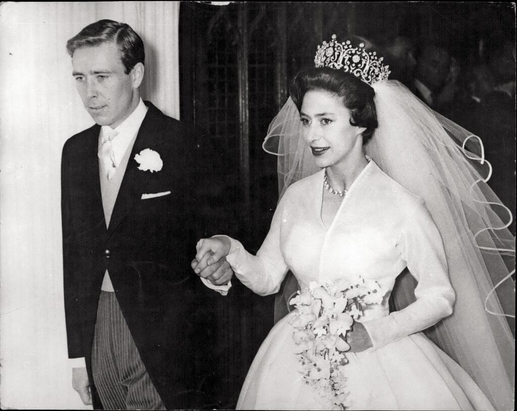 Princezná Margaret a Anthony Armstrong- -Jones: Jediný súrodenec kráľovnej Alžbety II. princezná Margaret si zobrala fotografa Anthonyho Armstronga-Jonesa v roku 1960, hneď po ukončení „škandalózneho“ vzťahu (a takmer manželstva) s rozvedeným vojnovým hrdinom Petrom Townsedom. Príčinou definitívneho rozpadu manželstva v roku 1978 boli závislosti od drog i alkoholu a vzájomné podvádzanie.
