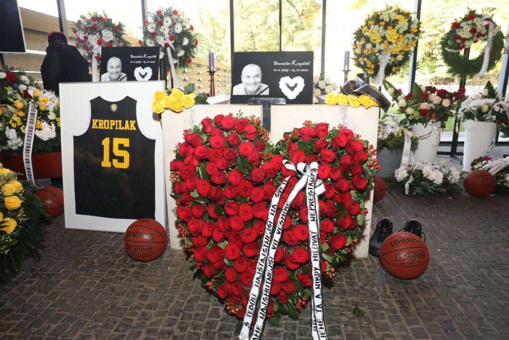 Legendárnemu basketbalistovi Stanislavovi Kropilákovi dali posledné zbohom v bratislavskom krematóriu.
