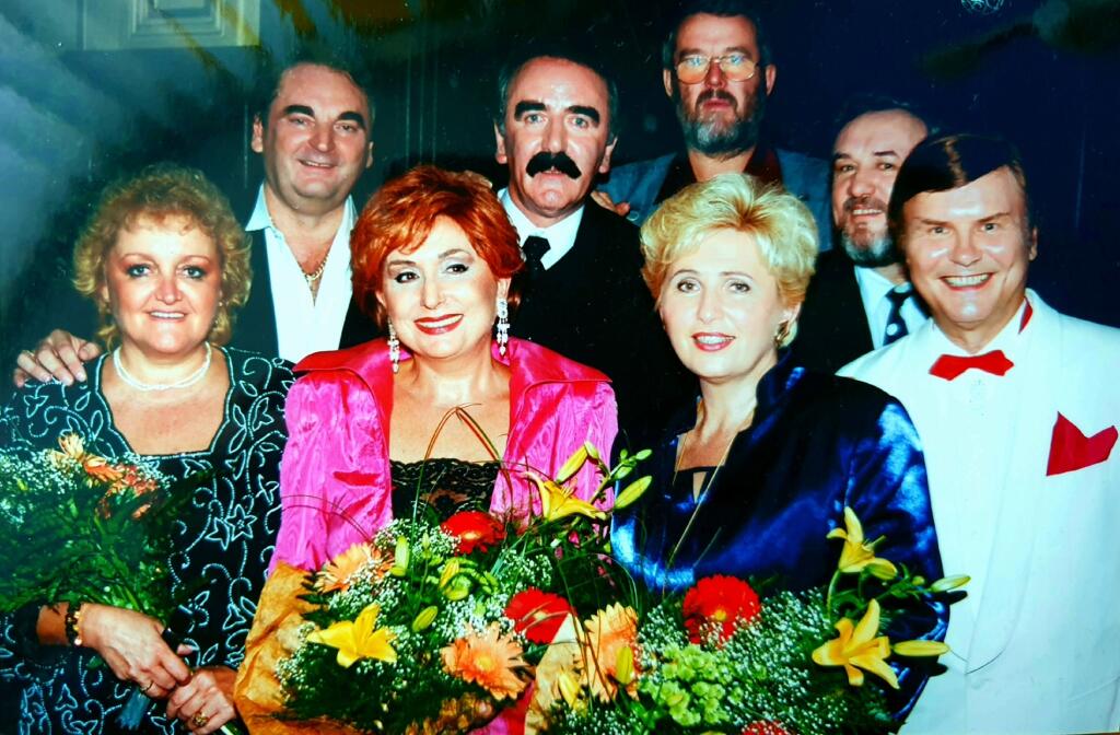 Stašák nemal problém zohnať do svojho programu najväčšie spevácke hviezdy tej doby. Na archívnom zábere Helena Okresová, Zora Kolinská, Anna Benková, Dušan Grúň, Slavomír Benko, Robo Kazik a hostiteľ Peter Stašák.