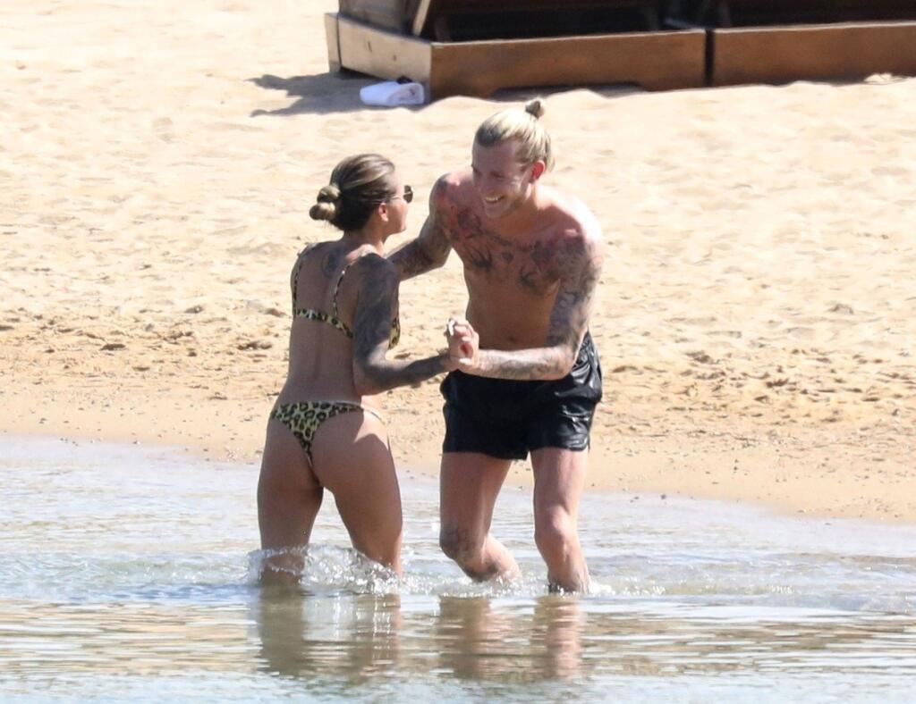 Paparazzi fotografi viackrát striehli na Kariusa na dovolenke. Takto si kedysi užíval s bývalou priateľkou Sofiou. Ich vzťahu však je koniec.