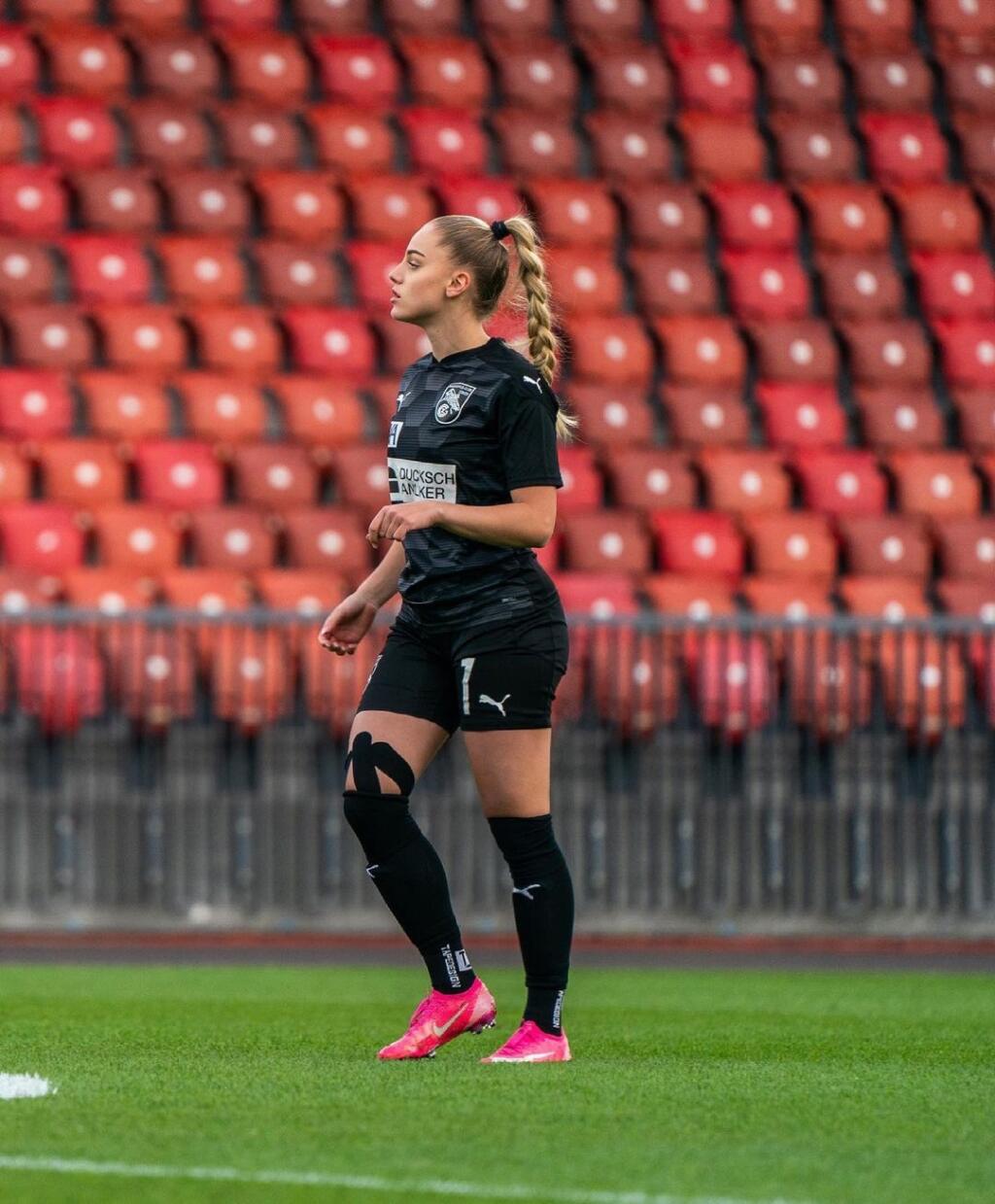 Sexi Ana Maria Markovič sa okrem futbalu živí aj modelingom. Určite sa v ňom nestratí.