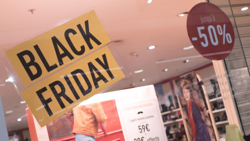 KK16 Englos - Zákazníčka nakupuje v obchodnom dome Auchan počas výpredajov na tzv. Black Friday (Čierny piatok) vo francúzskom Englose 29. novembra 2019. FOTO TASR/AP
A shopper is seen during the opening of an Auchan general store, on Black Friday, Nov 29, 2019, in Englos, northern France. Some French lawmakers want to ban Black Friday, the post-Thanksgiving sales event that has morphed into a global phenomenon. (AP Photo/Michel Spingler)