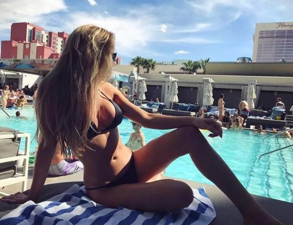 Švédska priateľka českého hokejistu Davida Pastrňáka Rebecca je poriadna dračica a môže sa pochváliť sexi krivkami. Tie predviedla aj na festivale v Karlových Varoch.