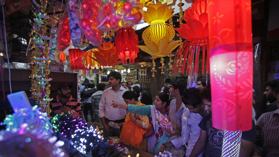 EBE 18 Naí Dillí - Na snímke Indovia nakupujú lampy v predvečer hinduistického sviatku svetiel Diwali v Naí Dillí. Tohtoročný sviatok Diwali pripadá na 19. októbra. FOTO TASR/AP
Indians shop for the upcoming Diwali festival in New Delhi, India, Thursday, Oct. 12, 2017. Diwali, the annual Hindu festival of lights will be celebrated on Oct 19. (AP Photo/Altaf Qadri)